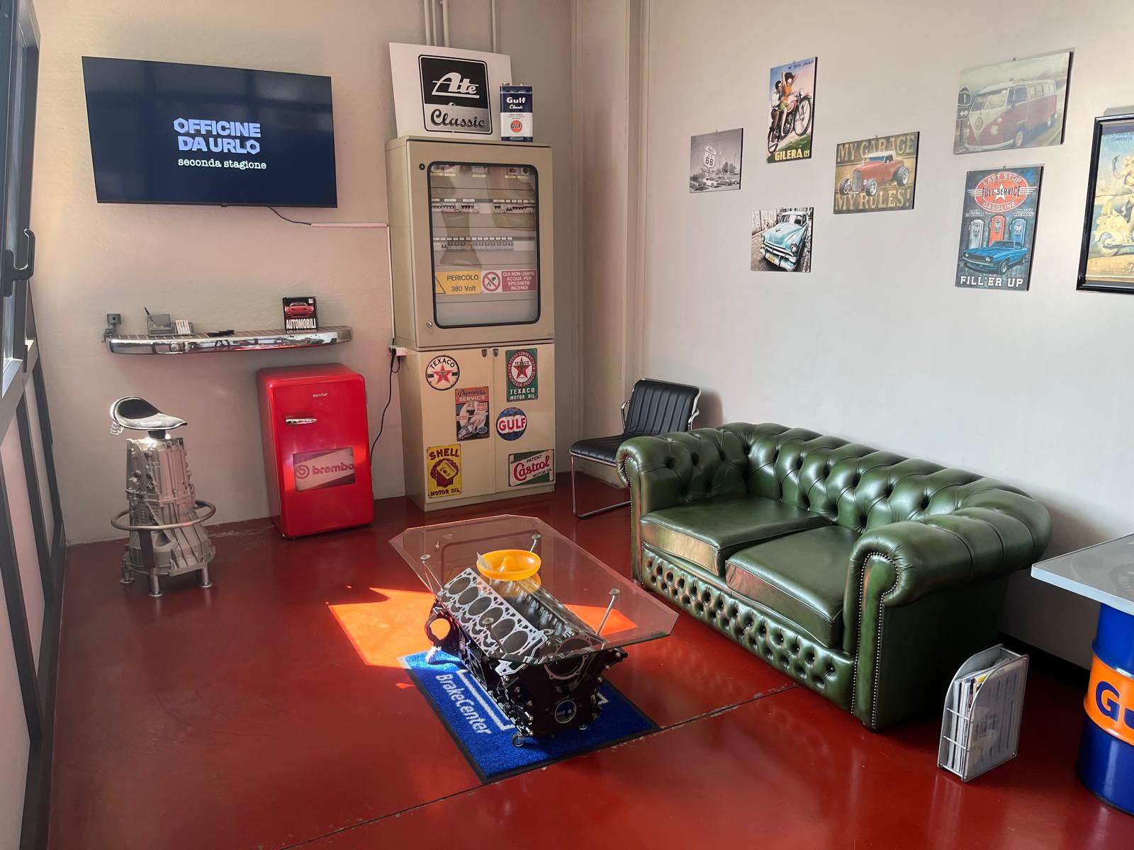 Sala d'attesa autofficina riparazioni multimarca
